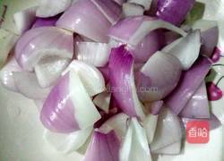 卤肥肠炒洋葱的做法图解1