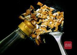 卤肥肠炒洋葱的做法图解5