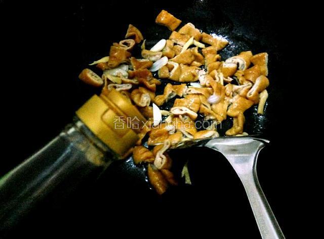 放卤肥肠、放少许酱油、爆炒片刻