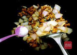 卤肥肠炒洋葱的做法图解7