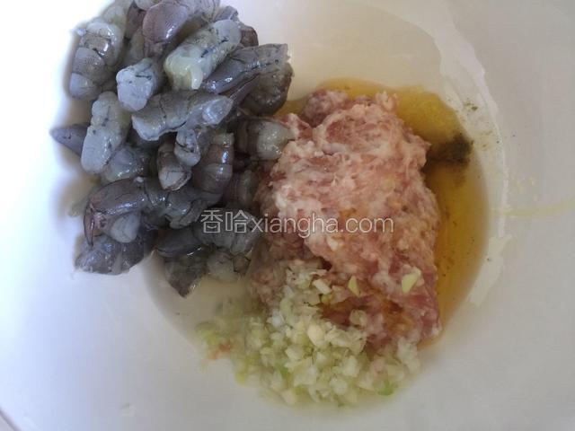 虾仁中间断开（小虾仁可以不断开，我用的虾仁整个包到饺子里有点大 ，就断开了），葱切末，猪肉剁成茸，和其他做馅的材料一起放碗中搅拌均匀，备用。
