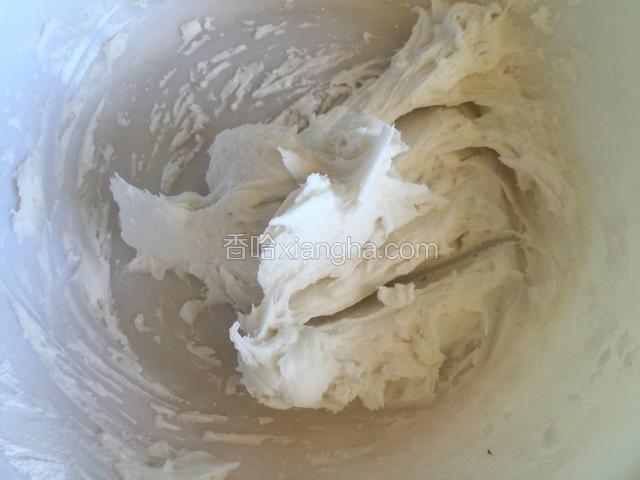 除猪油外的材料放碗中，倒入开水用筷子搅拌后晾温。