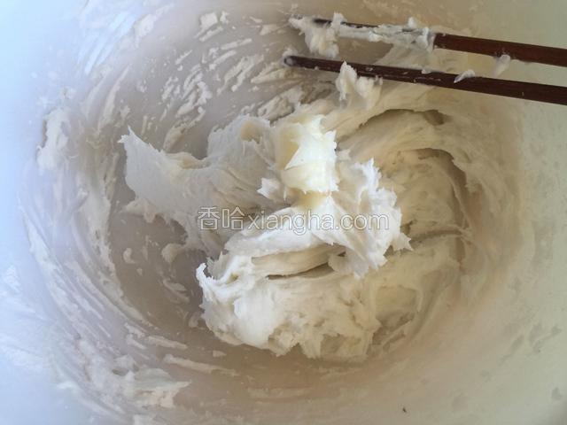 晾温后的面里放入猪油，戴一次性手套揉匀。