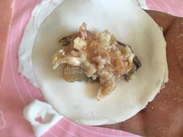 面皮上放上馅。