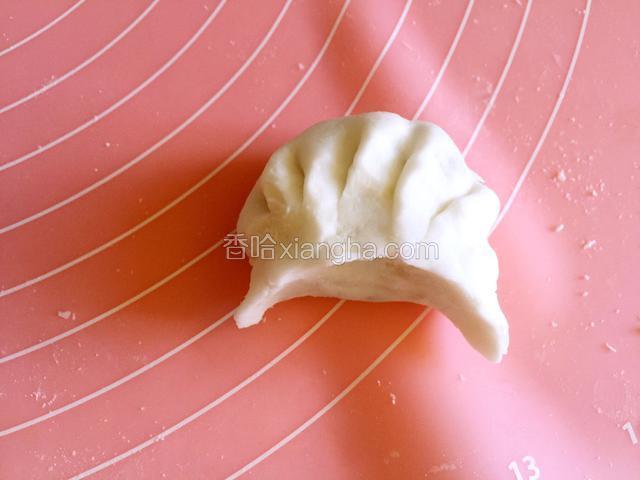 其余的面皮和捏褶的面皮捏和到一起。