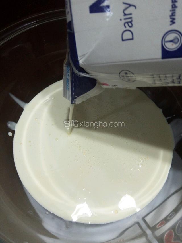 接着称300克奶油……
