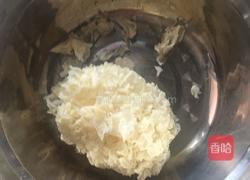 银耳养生汤的做法图解1
