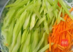 芹菜木耳的做法图解2