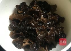 凉拌黑木耳的做法图解1
