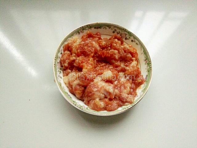 前腿肉馅提前剁好放少许盐、生抽、红薯酒腌制15分钟备用