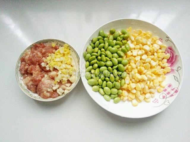 毛豆、玉米粒清洗干净，姜蒜切碎