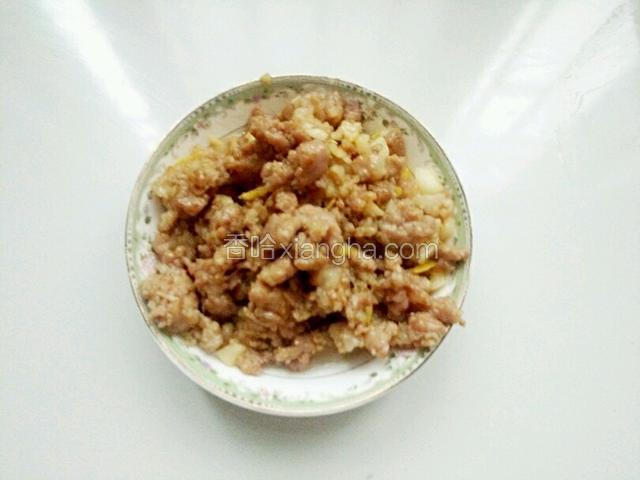 煸好的肉沫盛出备用