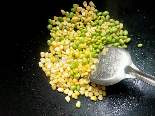 倒入毛豆和玉米粒翻炒几分钟