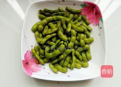 凉拌香辣毛豆的做法图解1