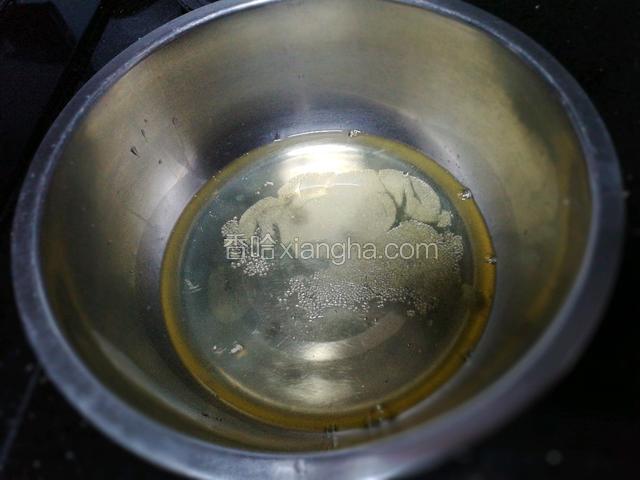 蛋白里加入10克白糖，4滴白醋或柠檬汁。