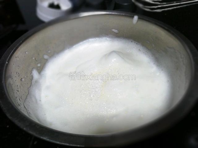 用打蛋器打至蛋白细腻，加入剩下的20克白糖。