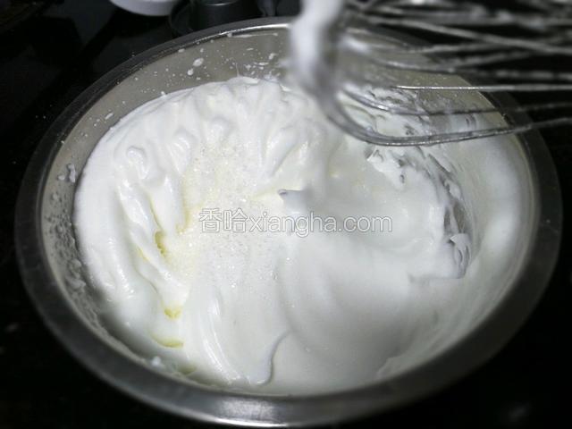 继续用低度打至稍微感觉有点阻力，且蛋白盆倒扣不会掉（打的时候注意要把打蛋器沿着盆边走几圈，这样才打得均匀），把打好的蛋白放冰箱冷藏待用，如天气不是特别热不需冷藏。