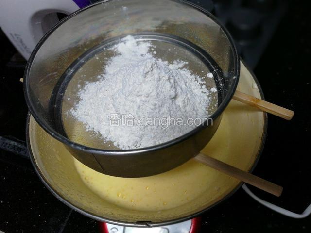 把40克低筋粉筛入蛋黄液中。