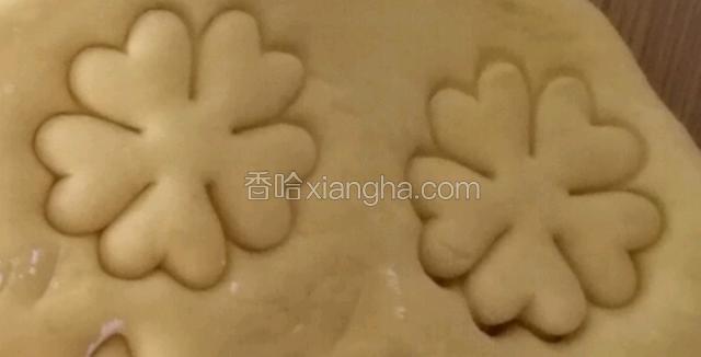 把黄色面团擀成薄片，用模具压出小花朵。