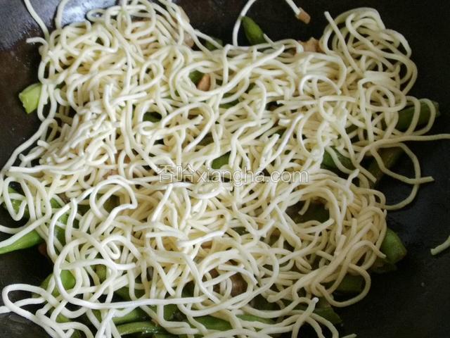 手擀面平铺在豆角上