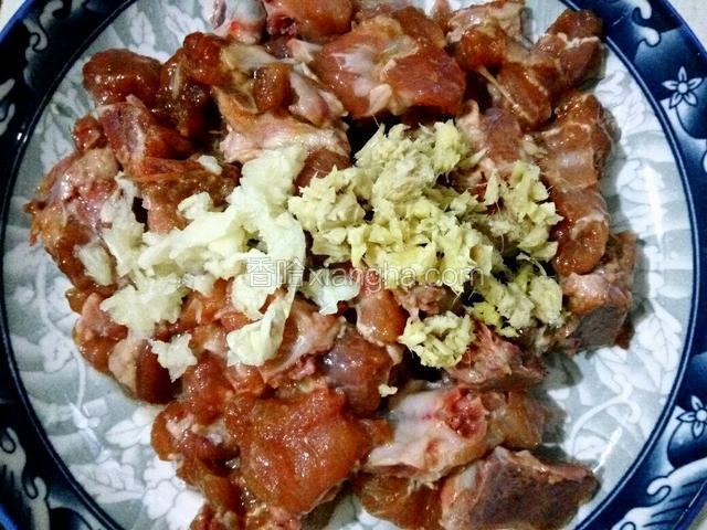 把姜、蒜、放入腌制好的排骨里、搅拌匀