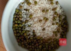 大米绿豆粥(高压锅)的做法图解1