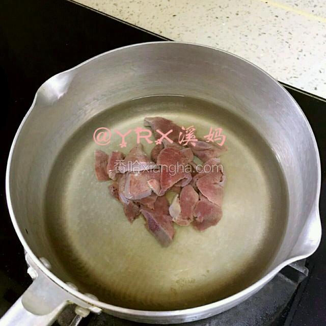 猪肝洗净，切成小块浸泡几分钟后，下锅煮熟