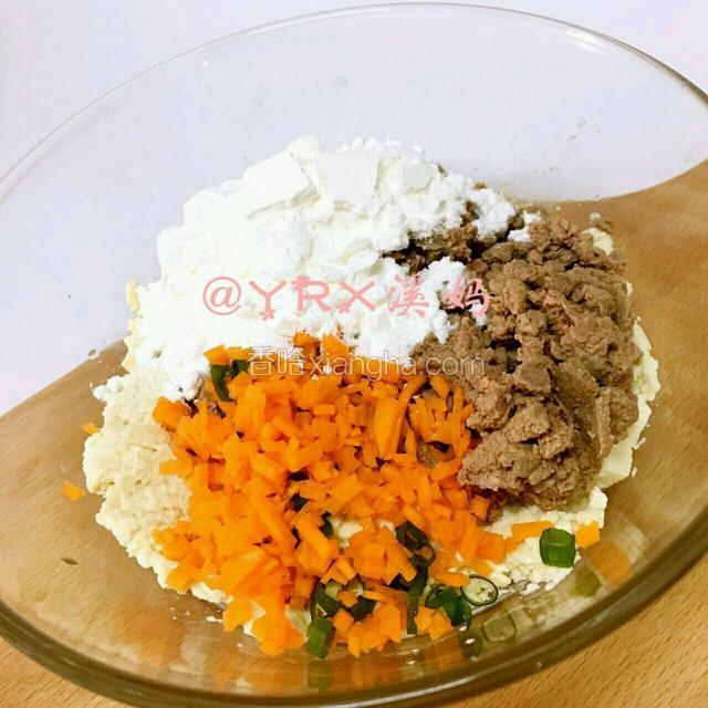 将猪肝、豆腐、胡萝卜丁（熟）、葱花、玉米淀粉混合