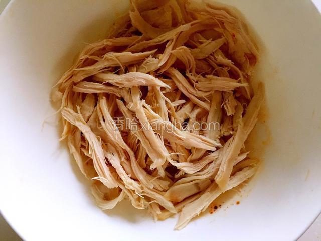 鸡胸肉撕成细丝。