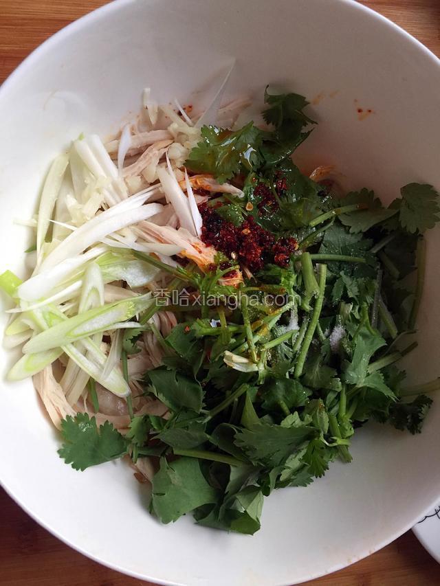 所有食材调料一起放入碗中。