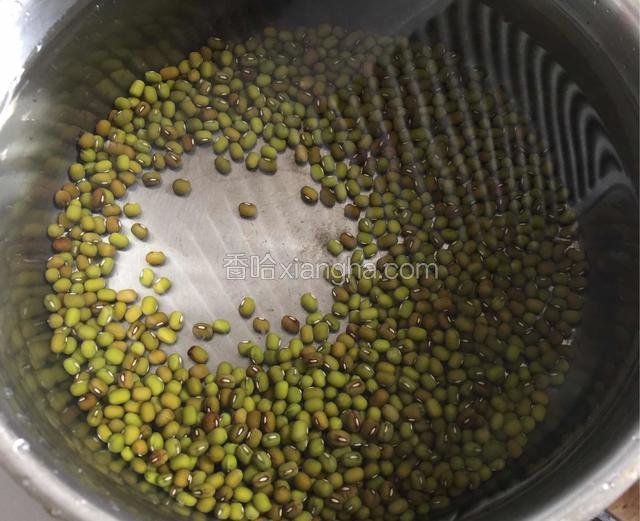 绿豆淘洗干净，放入锅中，添适量清水，大火烧开，中火煮5分钟。