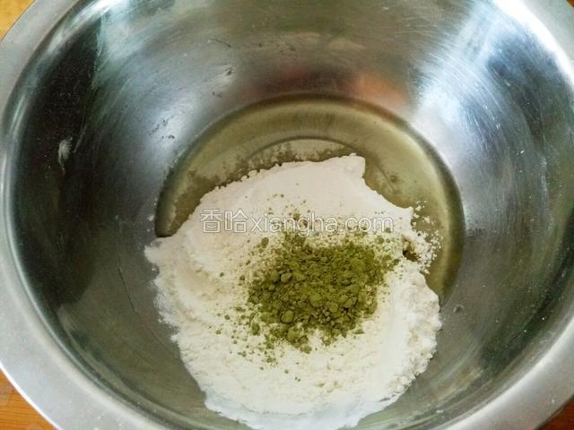 然后制作油酥 把面粉 抹茶粉和玉米油放入干净的盆里 和成一个光滑的面团 当然我这种就是绿茶粉 加多了会苦 所以就放了5克 真正的抹茶很贵 而且熟了颜色漂亮 味道也不苦 很香