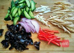 黄瓜木耳拌腐竹的做法图解2