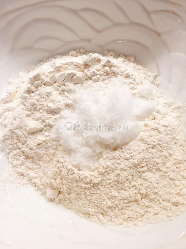 先把面粉倒进盆里，加棉白糖搅拌均匀