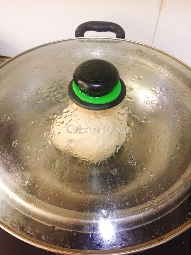 锅里加热开水，放蒸架隔离热水，免得烫熟面粉，再把面团放不锈钢盆里，放在蒸架上发酵，盖盖子，免得热气散发出去