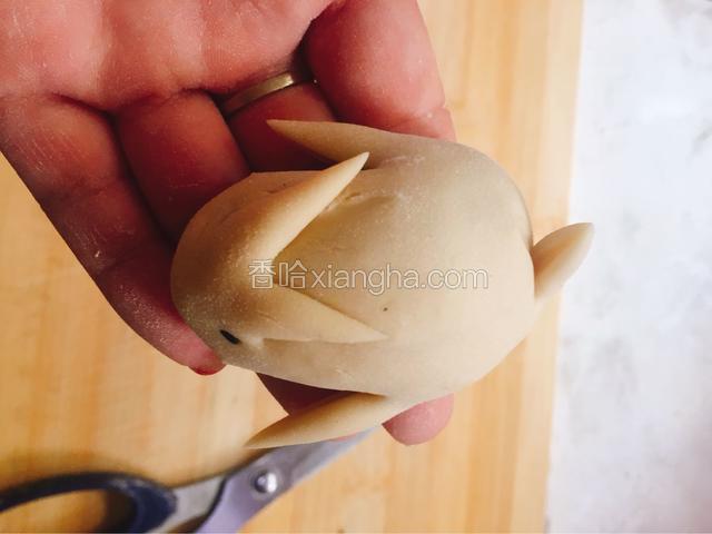 再剪两刀脚，左右各一剪刀