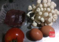 白玉菇猪肝番茄鸡蛋汤的做法图解1