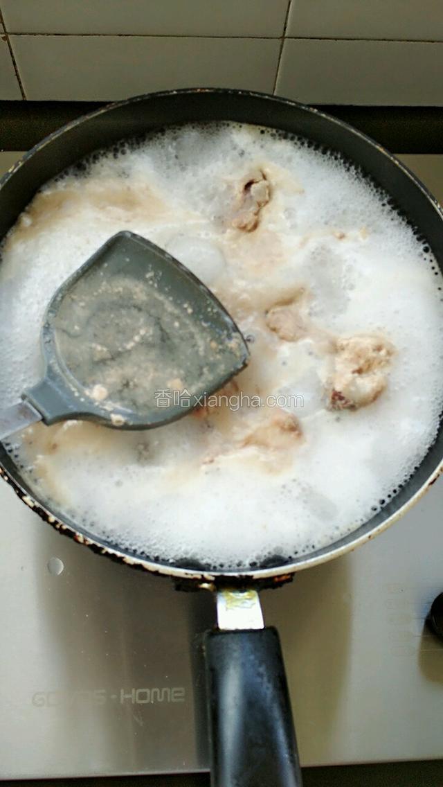 锅里烧开水把排骨煮一下撇去浮沫捞起