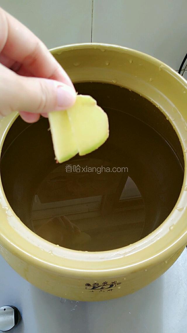 砂锅里加入足够的水，放两片姜