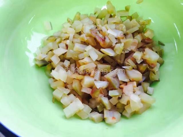 锅里倒油，用花椒粒爆锅，适量把肉馅和榨菜炒了一下，添水准备！