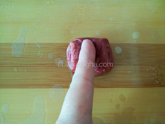 中间用手指按压一下