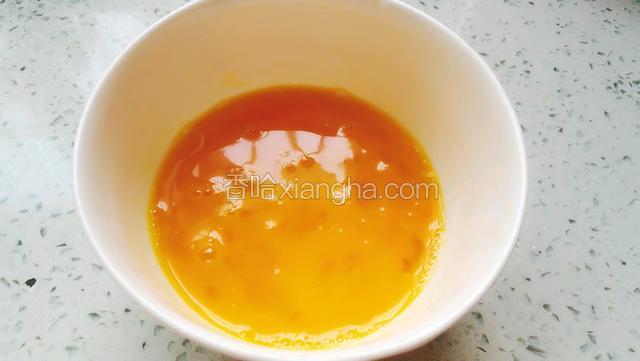 鸡蛋磕入碗里，加少许盐打散。