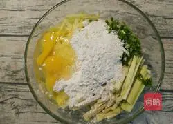 Illustration of how to make shredded potato and eggplant cakes 2