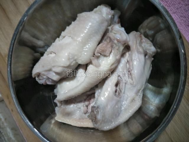 捞出用凉白开洗净备用