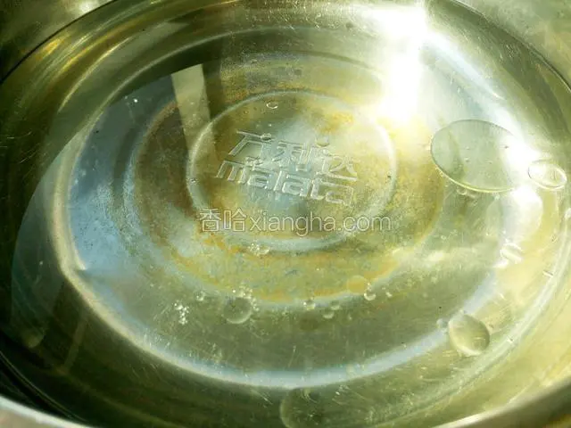 锅里烧热水 滴少许油 保持蔬菜的颜色和鲜脆的口感 水开放入白玉菇 芦笋和大虾