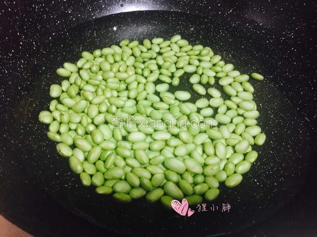 锅里加入适量水，下毛豆绰至断生，捞出控水待用