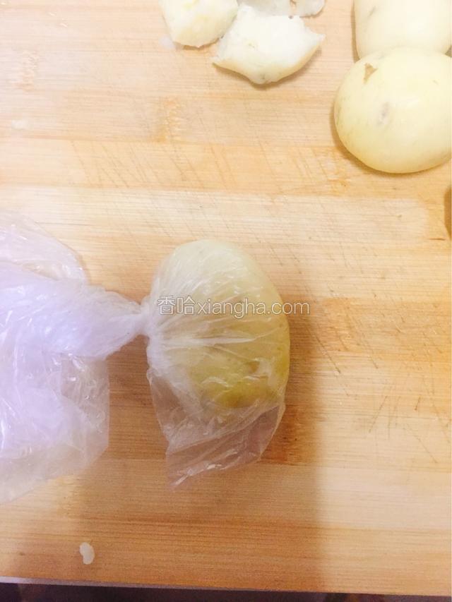 把土豆放保鲜袋里转紧，压扁，这样不容易碎成渣渣