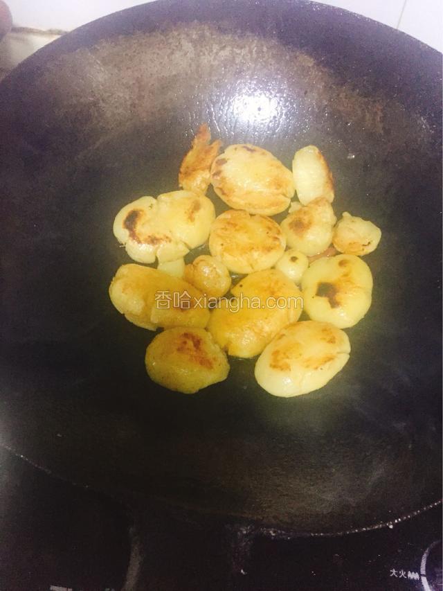 热锅下油煎炸土豆