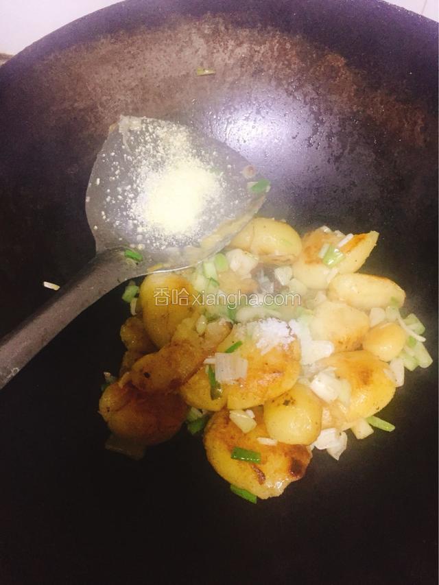 加料酒爆香，加盐味精调味搅拌均匀出锅装盘