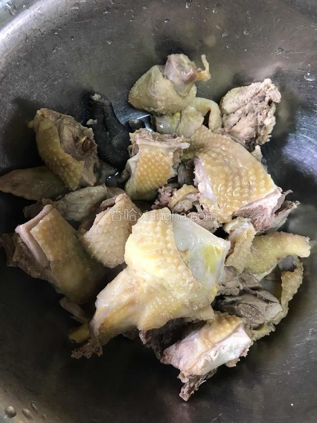倒出用流水仔细洗净浮沫